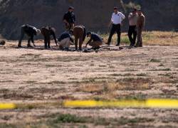 Fiscales realizan una búsqueda en el sitio donde acampaban tres surfistas antes de desaparecer la semana pasada durante un viaje de surf, mientras continúa la investigación en El Faro, delegación Santo Tomás en Ensenada, estado de Baja California, México, el 6 de mayo de 2024.