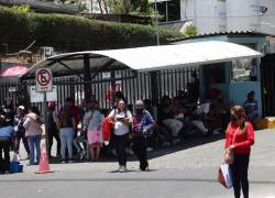 Fotografía que muestra a ciudadanos a las afueras del Hospital Eugenio Espejo, en Quito.