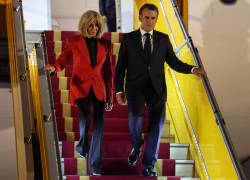 El presidente de Francia, Emmanuel Macron, y su esposa, Brigitte Macron, desembarcan del avión a su llegada al Aeropuerto Internacional Noi Bai en Hanoi el 25 de mayo de 2025.