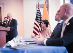 Encuentro entre el encargado de negocios de la Embajada de EE.UU., Lawrence Petroni; la canciller ecuatoriana Gabriela Sommerfeld, y el ministro del Interior ecuatoriano, John Reimberg.