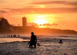 Fotografía que muestra a un ciudadano en una playa de la ciudad de Manta.