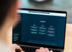 Imagen referencial de una persona utilizando ChatGPT. (Foto: Freepik.)