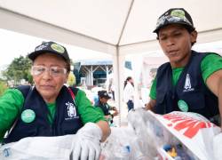 Recicladores del programa de Desarrollo, Ambiente y Reciclaje (DAR) de Arca Continental Ecuador.