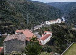 La infraestructura de Salto de Castro incluye 44 casas, una escuela, un cuartel de la Guardia Civil, un bar, una iglesia y una hospedería.