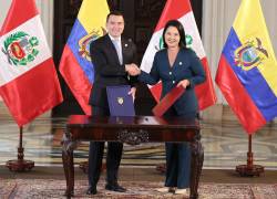 El presidente de Ecuador, Daniel Noboa (i), posa junto a su homóloga de Perú, Keiko Fujimori, este martes durante la firma de acuerdos en Lima.
