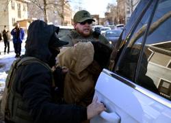 Agentes federales detienen a una persona en Portland Ave y 19th St. el 29 de enero de 2026 en Minneapolis, Minnesota.