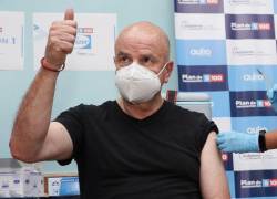 Borrero acudió al centro de vacunación ubicado en el Colegio Sebastián de Benalcázar en Quito.