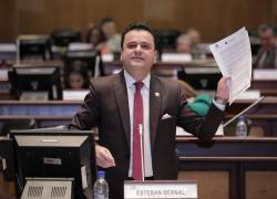 Asamblea censura al exministro del MIES, Esteban Bernal, por excluir a beneficiarios del Bono de Desarrollo Humano