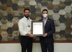 Pablo Arosemena Marriott (izquierda) recibió la condecoración Presidente Fundador de la Cámara de Comercio de Guayaquil. Hizo la entrega el actual presidente, Miguel Ángel González.