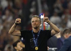 El entrenador español del Paris Saint-Germain, Luis Enrique, con una camiseta de su difunta hija Xana.