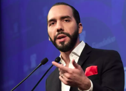 Esta es la segunda vez que el mandatario modifica su biografía para colocar que es un dictador.