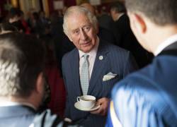 El príncipe Carlos impuso la polémica condecoración en una ceremonia privada en el palacio de Buckingham.