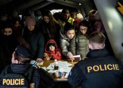 Refugiados ucranianos en fila para aplicar para permisos de residencia en Praga, capital de la República Checa, el 2 de marzo del 2022.