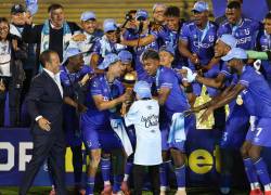 Universidad Católica alzando el trofeo de la Copa Ecuador 2025.