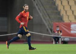 Sergio Ramos jugando con la selección española.