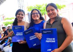 La entrega de títulos es parte del programa 'Creamos Patrimonio'.