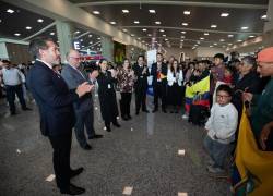 Fotografía que muestra a decenas de ciudadanos ecuatoriano frente a autoridades nacionales antes de partir hacia España para una temporada de trabajo.