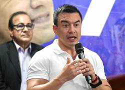 El presidente y candidato presidencial de Ecuador, Daniel Noboa, habla durante una reunión con su militancia en la sede de Acción Democrática Nacional (ADN).
