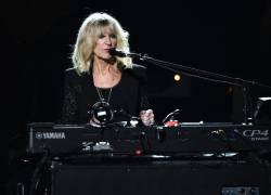 Christine McVie interpretando canciones de Fleetwood Mac en honor a la trayectoria de la banda, durante el Radio City Music Hall en Nueva York.
