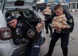 Soldados ucranianos custodian y ayudan a distribuir los alimentos que llegan desde afuera, como el pan. Cada vez son menos los voluntarios que llevan raciones a Ucrania.