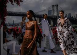 Los modelos presentan diseños del diseñador de moda estadounidense Michael Kors durante su desfile de la Semana de la Moda de Nueva York en el distrito de Brooklyn de la ciudad de Nueva York.