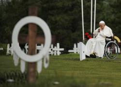 El Papa Francisco reza durante una pausa en el cementerio Ermineskin durante su visita el 25 de julio de 2022 en Maskwacis, Canadá.