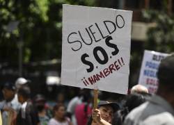 Trabajadores de la salud y docentes protestan durante una marcha exigiendo mejores salarios y beneficios sociales equivalentes al alto costo de la canasta básica en Caracas.