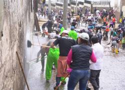 Decenas de ciudadanos se sumaron este sábado a un trabajo comunitario de limpieza por el aluvión del pasado lunes en el centro oeste de la capital ecuatoriana