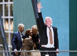 El fundador de WikiLeaks, Julian Assange, saluda a sus seguidores tras llegar al aeropuerto de Canberra (Australia), este 26 de junio de 2024.