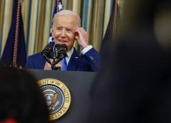 El presidente de los Estados Unidos, Joe Biden, responde a las preguntas de los reporteros, después de pronunciar comentarios en el Comedor de Estado, en la Casa Blanca el 9 de noviembre de 2022 en Washington, DC.