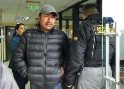 El líder de la Confederación de Nacionalidades Indígenas del Ecuador (CONAIE), Leonidas Iza, sale de la Fiscalía del Estado en Lacatunga, provincia de Cotopaxi, Ecuador el 24 de junio de 2022.