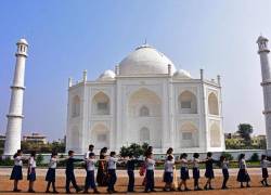 Un grupo de niños pasa ante la réplica del Taj Mahal, un tercio más pequeño que el original.