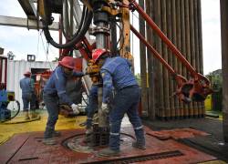 Colaboradores de una petrolera en plena labor de extracción del crudo.