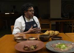 El chef ecuatoriano Mauricio Acuña habla durante una entrevista con AFP en su restaurante donde vende carne de llama.