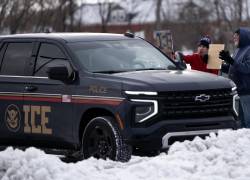 La gente se enfrenta a un agente en un vehículo de ICE cerca de la sede regional de ICE en el edificio federal Bishop Henry Whipple el 10 de enero de 2026 en Minneapolis, Minnesota.