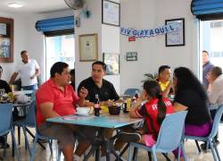 El local abre desde las 8 de la mañana y termina por la tarde, sin hora fija. Es hasta que se acabe la comida, dice Angélica Cujilán, propietaria de El Pez Volador.