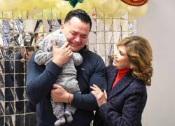 Primer papá soltero en adoptar en México, llora al cargar por primera vez a su hijo
