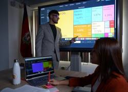 Alumnos de UIDE realizan una presentación académica.