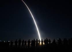 En esta imagen publicada por la Fuerza Aérea de EE. UU., se muestra un misil balístico intercontinental Minuteman III desarmado que se lanza desde la Base de la Fuerza Espacial Vandenberg en California, el 7 de septiembre de 2022.
