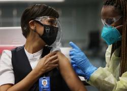 MIAMI, FLORIDA - MAY 10: Angelica Segura Miravete, quien trabaja para AeroMexico, es inmunizada con la vacuna de Pfizer-BioNtech el 10 de mayo, en Miami, Florida.