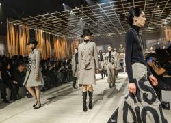 Modelos presentan creaciones de la colección Otoño /Invierno 2024/2025 de Dior, por la diseñadora Maria Grazia Chiuri.