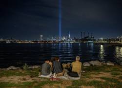Cada año, desde 2001, dos luces iluminan desde el suelo de Nueva York hasta el cielo para honrar al World Trade Center. Las campanas suenan a la hora exacta que fueron impactadas por los aviones.