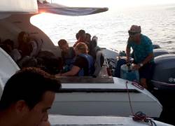Marina rescata a 27 personas que estaban en una lancha a la deriva en Galápagos