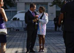 Una de las parejas que celebraron un matrimonio simbólico en el evento masivo realizado en el Lincoln Center de Nueva York.
