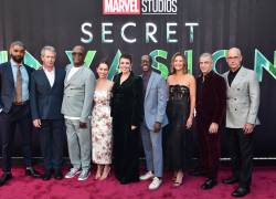 Kingsley Ben-Adir, Ben Mendelsohn, Samuel L. Jackson, Emilia Clarke, Olivia Colman, Don Cheadle, Cobie Smulders, Dermot Mulroney y Ali Selim atienden el evento de lanzamiento de Secret Invasion realizado en El Capitan Theatre in Hollywood.