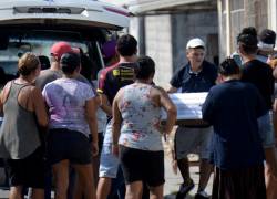 Un hombre lleva el ataúd de uno de los cuatro niños asesinados por hombres armados en Guayaquil.