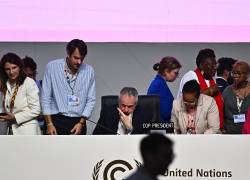 El presidente de la COP30, Andre Correa do Lago (centro) participa en la sesión plenaria de la COP30 este sábado, en el Centro de Convenciones Hangar donde se realiza la COP30, en Belém, Brasil.