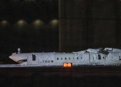 Un avión de pasajeros de Delta Air Lines se muestra volteado en el Aeropuerto Internacional Toronto Pearson en Mississauga, Canadá, el 17 de febrero de 2025.