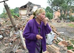 Una residente, de 82 años, reacciona junto a un edificio dañado parcialmente destruido después de un bombardeo en la ciudad de Chuguiv, al este de Kharkiv, el 16 de julio de 2022.