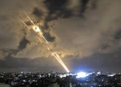 Se lanzan cohetes hacia Israel desde la ciudad de Gaza, controlada por el movimiento palestino Hamas, el 20 de mayo de 2021.